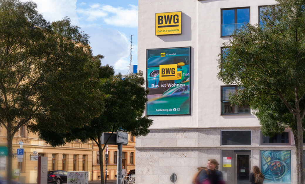 Front eines Hauses mit einer LED Werbetafel der WBG
